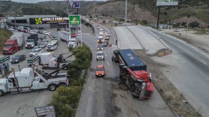 Volcadura de camión genera caos vial en Tijuana la mañana de este jueves