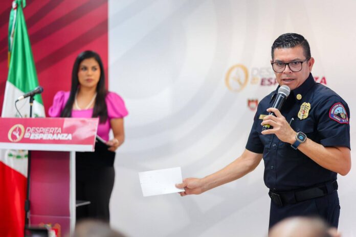 Alcaldesa de Tijuana, Montserrat Caballero y Director de Bomberos, Rafael Carrillo