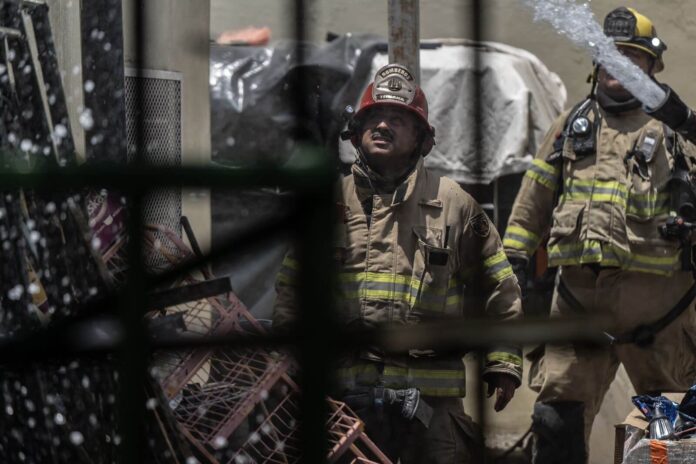 Bomberos en incendio en Tijuana