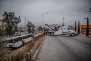 Camión de transporte de personal se volcó
