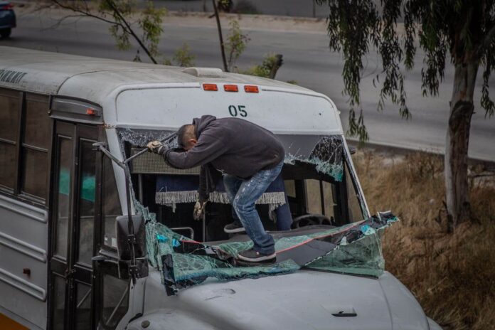 Camión de transporte de personal se volcó en bulevar Insurgentes de Tijuana Camión de transporte de personal se volcó en bulevar Insurgentes de Tijuana