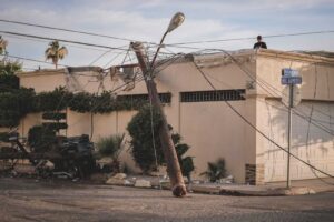 Cayeron postes dejando sin energía a mexicalenses