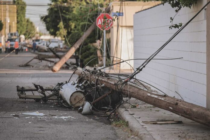 Cayeron postes y transformadores dejando sin energía a mexicalenses