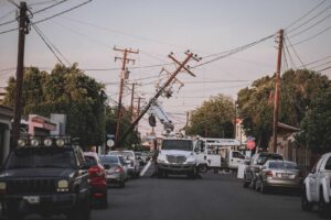 Cayeron postes y transformadores en Mexicali