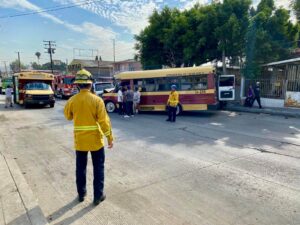 Choque dejó 10 lesionados, calafias, autos y una moto involucrados