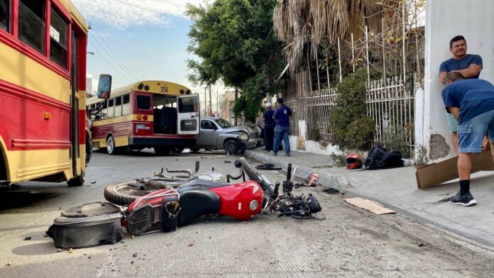 Choque en Tijuana dejó 10 lesionados, calafias, autos y una moto involucrados Choque en Tijuana dejó 10 lesionados, calafias, autos y una moto involucrados