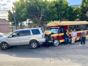 Choque en Tijuana dejó lesionados, calafias, autos y una moto involucrados