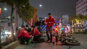 Conductor atropelló a motociclista repartidor