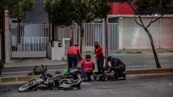 Conductor atropelló a motociclista repartidor y se dio a la fuga