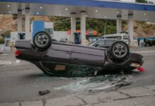 Conductor chocó, volcó su automóvil y huyó del lugar abandonando la unidad.