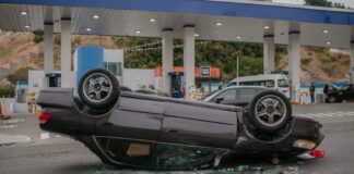 Conductor chocó, volcó su automóvil y huyó del lugar abandonando la unidad.