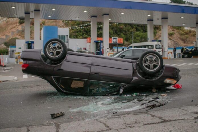 Conductor choca, vuelca su automóvil y se da a la fuga