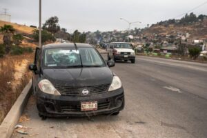 Conductor se impacta y abandona su vehículo