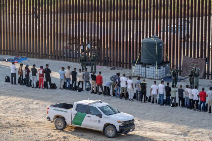 Migrantes siendo procesados por la Patrulla Fronteriza Migrantes siendo procesados por la Patrulla Fronteriza