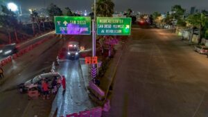 Mujer chocó con muro en avenida Internacional de Tijuana