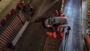 Mujer de tercera edad chocó con muro en avenida Internacional de Tijuana