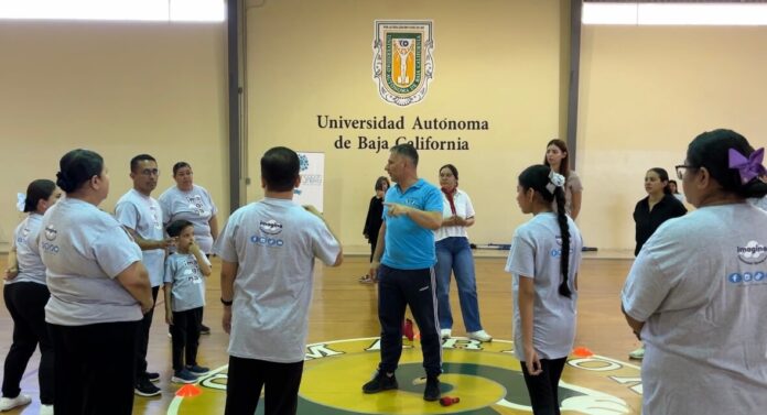 Niños y jóvenes autistas reciben terapia gratuita por especialista rumano en Tijuana