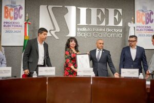 Norma Bustamante recibió su contancia de reelección en Mexicali