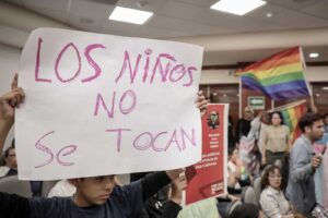 Personas en contra de la ley de infancias trans en Baja California