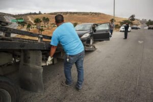Conductor se impacta y abandona su vehículo