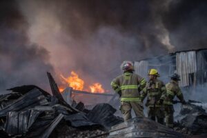 Bomberos en incendio