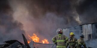 Dos menores y una mujer murieron durante incendio en Tijuana. Bomberos en incendio