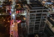 Ingenieros llaman a reforzar el control de calidad en construcciones ante riesgo sísmico. Edificio en construcción de noche