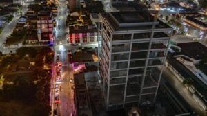 Edificio en construcción de noche
