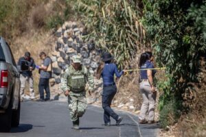 Encuentran en camioneta cuerpos de mujer y hombre