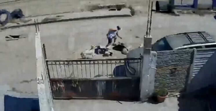 Hombre cae a alcantarilla