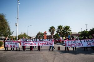 Trabajadores del DIF Baja California bloquearon calle