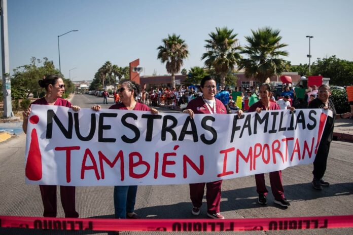Trabajadores del DIF Baja California bloquearon calle como protesta