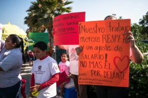 Trabajadores del DIF Baja California bloquearon calle de Tijuana
