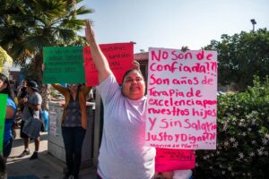 Trabajadores del DIF Baja California bloquearon calle de Tijuana como protesta
