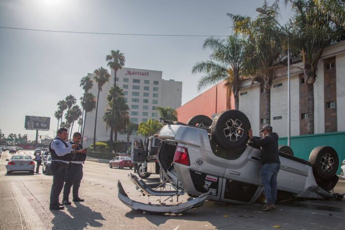 Volcadura frente al Marriott de Tijuana