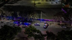Abandonaron auto con cuerpo y narcomensaje por el Hospital General de Tijuana.