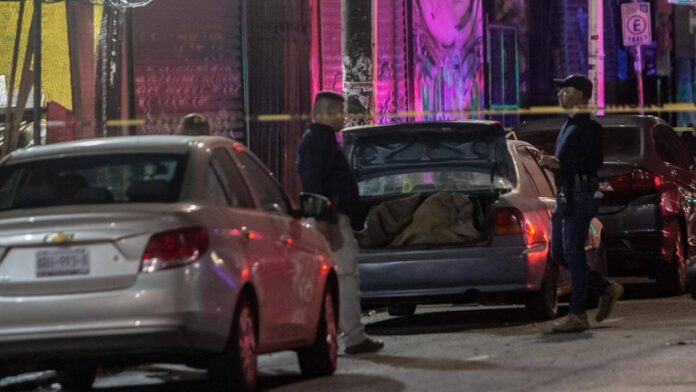 Abandonaron vehículo con dos cuerpos en calle Sexta de Tijuana.