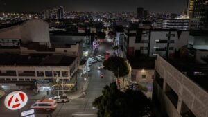 Abandonaron vehículo con dos cuerpos en la calle Sexta de Tijuana