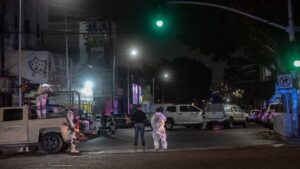 Abandonaron vehículo con dos cuerpos en la calle Sexta de Tijuana.