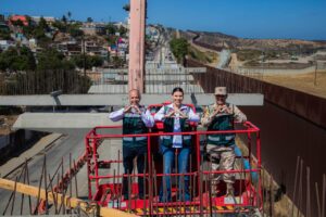 Autoridades supervisando el Viaducto Elevado en Tijuana