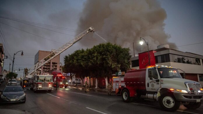 Bomberos rescató a dos hombres atrapados en segundo piso