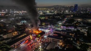 Bomberos rescató a dos hombres atrapados en segundo piso por el fuego en Tijuana.