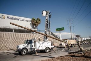 Camión de carga se llevó poste con cableado eléctrico en Tijuana.