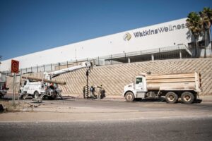 Camión de carga se llevó un poste con cableado eléctrico