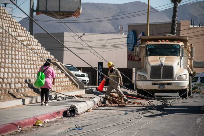 Camión de carga se llevó un poste con cableado eléctrico en Tijuana