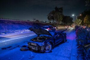 Conductor de Mustang derribó señalamiento vial frente a Plaza Río