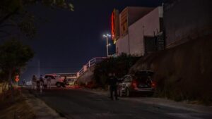 Dejaron vehículo con restos humanos en bolsas a media rampa en Tijuana