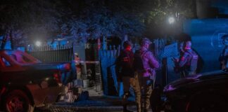 Mujer joven fue asesinada a tiros en Tijuana. Escena del crimen de noche en Tijuana