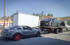 Por venirse peleando provocaron accidente vehicular en Tijuana.