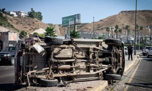 Por venirse peleando provocaron aparatoso accidente vehicular